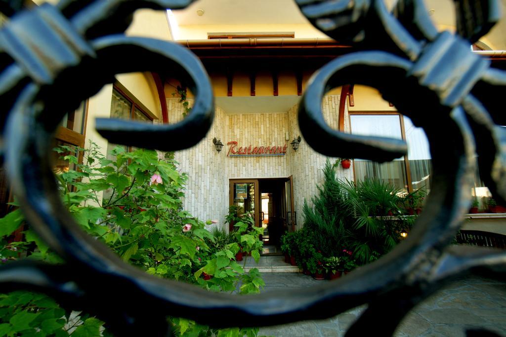 Family Hotel St. Constantine And Helena Ивайловград Екстериор снимка